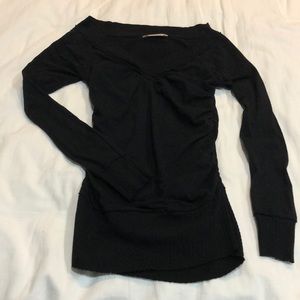 Long sleeve cotton shirt. V neck.